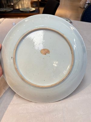 A Chinese famille rose 'butterfly among flowers' dish, Yongzheng — foto 7