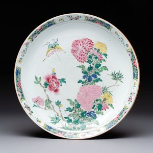 A Chinese famille rose 'butterfly among flowers' dish, Yongzheng — foto 1