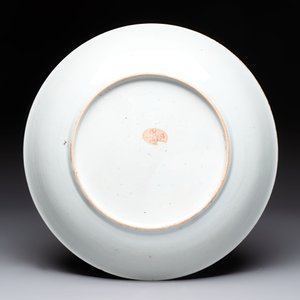 A Chinese famille rose 'butterfly among flowers' dish, Yongzheng — foto 2