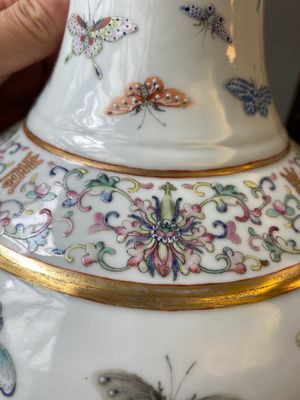 A Chinese famille rose 'butterfly' bottle vase, Guangxu mark and of the period — 照片 12