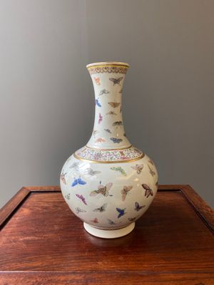 A Chinese famille rose 'butterfly' bottle vase, Guangxu mark and of the period — 照片 3