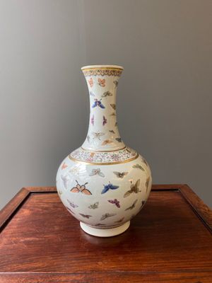 A Chinese famille rose 'butterfly' bottle vase, Guangxu mark and of the period — 照片 4