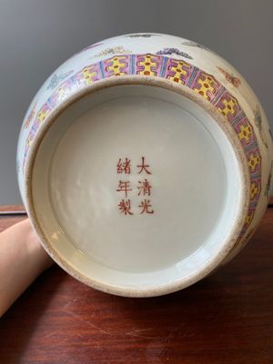 A Chinese famille rose 'butterfly' bottle vase, Guangxu mark and of the period — 照片 6