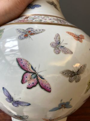 A Chinese famille rose 'butterfly' bottle vase, Guangxu mark and of the period — 照片 10