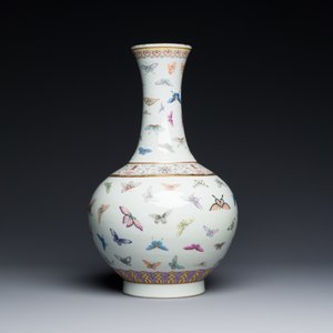 A Chinese famille rose 'butterfly' bottle vase, Guangxu mark and of the period — 照片 2