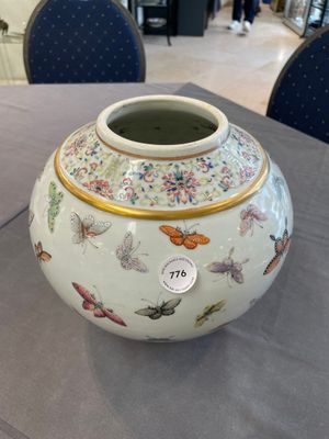 A Chinese famille rose 'butterfly' vase, Guangxu mark and of the period — foto 1