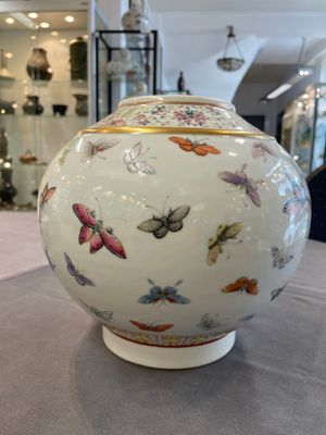 A Chinese famille rose 'butterfly' vase, Guangxu mark and of the period — foto 2