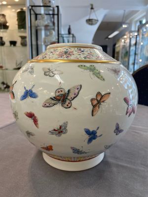 A Chinese famille rose 'butterfly' vase, Guangxu mark and of the period — foto 3