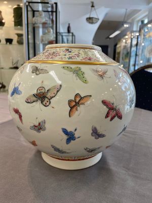 A Chinese famille rose 'butterfly' vase, Guangxu mark and of the period — foto 5