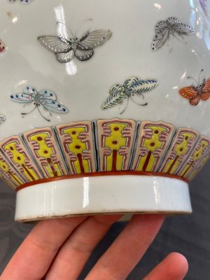 A Chinese famille rose 'butterfly' vase, Guangxu mark and of the period — foto 7