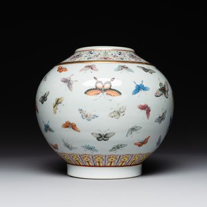 A Chinese famille rose 'butterfly' vase, Guangxu mark and of the period — foto 1