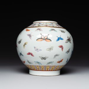A Chinese famille rose 'butterfly' vase, Guangxu mark and of the period — foto 2