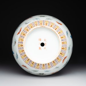 A Chinese famille rose 'butterfly' vase, Guangxu mark and of the period — foto 4