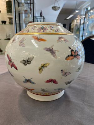 A Chinese famille rose 'butterfly' vase, Guangxu mark and of the period — photo 4