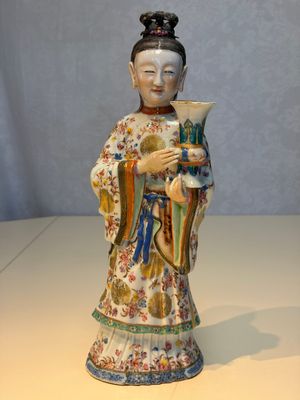 A Chinese famille rose candle holder in the shape of a court lady holding a 'Gu' vase, Qianlong — photo 1