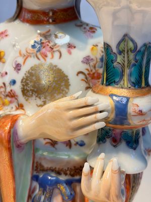 A Chinese famille rose candle holder in the shape of a court lady holding a 'Gu' vase, Qianlong — photo 11
