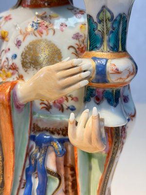 A Chinese famille rose candle holder in the shape of a court lady holding a 'Gu' vase, Qianlong — photo 12