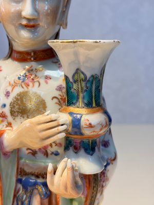 A Chinese famille rose candle holder in the shape of a court lady holding a 'Gu' vase, Qianlong — photo 13