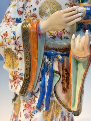 A Chinese famille rose candle holder in the shape of a court lady holding a 'Gu' vase, Qianlong — photo 14