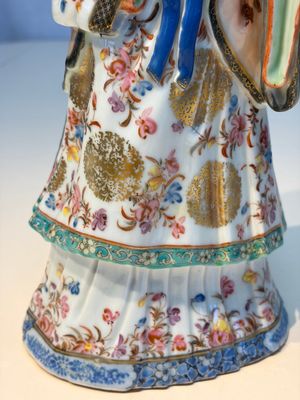 A Chinese famille rose candle holder in the shape of a court lady holding a 'Gu' vase, Qianlong — photo 15