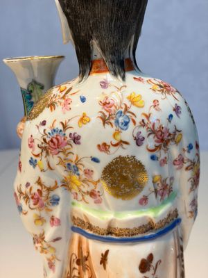 A Chinese famille rose candle holder in the shape of a court lady holding a 'Gu' vase, Qianlong — photo 17