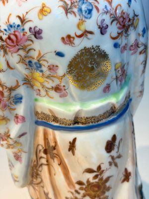 A Chinese famille rose candle holder in the shape of a court lady holding a 'Gu' vase, Qianlong — photo 18