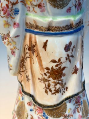 A Chinese famille rose candle holder in the shape of a court lady holding a 'Gu' vase, Qianlong — photo 19