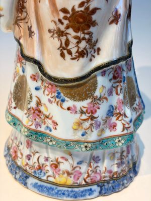 A Chinese famille rose candle holder in the shape of a court lady holding a 'Gu' vase, Qianlong — photo 20