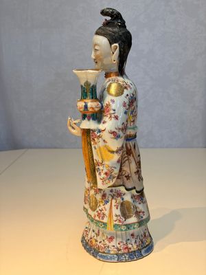 A Chinese famille rose candle holder in the shape of a court lady holding a 'Gu' vase, Qianlong — photo 2
