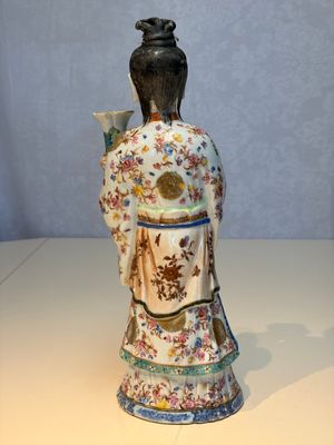 A Chinese famille rose candle holder in the shape of a court lady holding a 'Gu' vase, Qianlong — photo 3