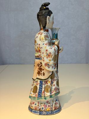 A Chinese famille rose candle holder in the shape of a court lady holding a 'Gu' vase, Qianlong — photo 4