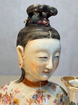 A Chinese famille rose candle holder in the shape of a court lady holding a 'Gu' vase, Qianlong — photo 5