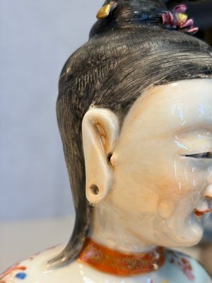 A Chinese famille rose candle holder in the shape of a court lady holding a 'Gu' vase, Qianlong — photo 6