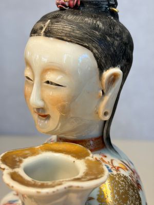 A Chinese famille rose candle holder in the shape of a court lady holding a 'Gu' vase, Qianlong — photo 8