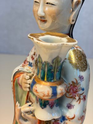 A Chinese famille rose candle holder in the shape of a court lady holding a 'Gu' vase, Qianlong — photo 9