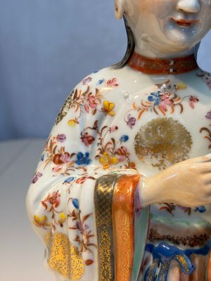 A Chinese famille rose candle holder in the shape of a court lady holding a 'Gu' vase, Qianlong — photo 10
