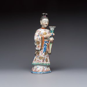 A Chinese famille rose candle holder in the shape of a court lady holding a 'Gu' vase, Qianlong — photo 1