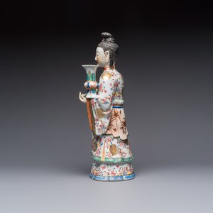 A Chinese famille rose candle holder in the shape of a court lady holding a 'Gu' vase, Qianlong — photo 3