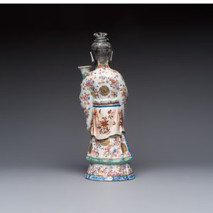 A Chinese famille rose candle holder in the shape of a court lady holding a 'Gu' vase, Qianlong — photo 4