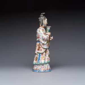 A Chinese famille rose candle holder in the shape of a court lady holding a 'Gu' vase, Qianlong — photo 5