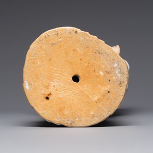 A Chinese famille rose candle holder in the shape of a court lady holding a 'Gu' vase, Qianlong — photo 7