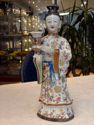 A Chinese famille rose candle holder in the shape of a court lady holding a 'Gu' vase, Qianlong — photo 1