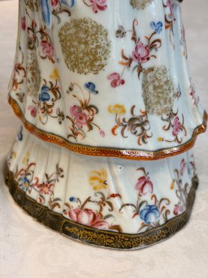 A Chinese famille rose candle holder in the shape of a court lady holding a 'Gu' vase, Qianlong — photo 11