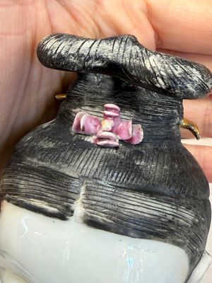 A Chinese famille rose candle holder in the shape of a court lady holding a 'Gu' vase, Qianlong — photo 12