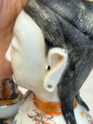 A Chinese famille rose candle holder in the shape of a court lady holding a 'Gu' vase, Qianlong — photo 13
