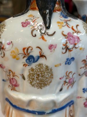 A Chinese famille rose candle holder in the shape of a court lady holding a 'Gu' vase, Qianlong — photo 15