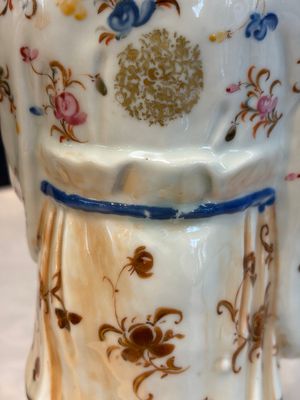 A Chinese famille rose candle holder in the shape of a court lady holding a 'Gu' vase, Qianlong — photo 16