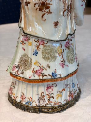 A Chinese famille rose candle holder in the shape of a court lady holding a 'Gu' vase, Qianlong — photo 17