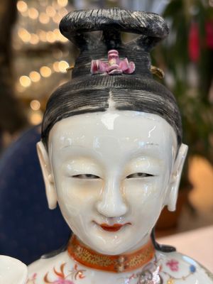 A Chinese famille rose candle holder in the shape of a court lady holding a 'Gu' vase, Qianlong — photo 2