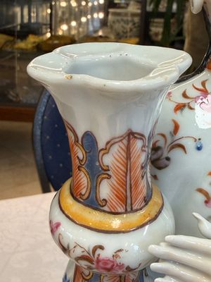 A Chinese famille rose candle holder in the shape of a court lady holding a 'Gu' vase, Qianlong — photo 3